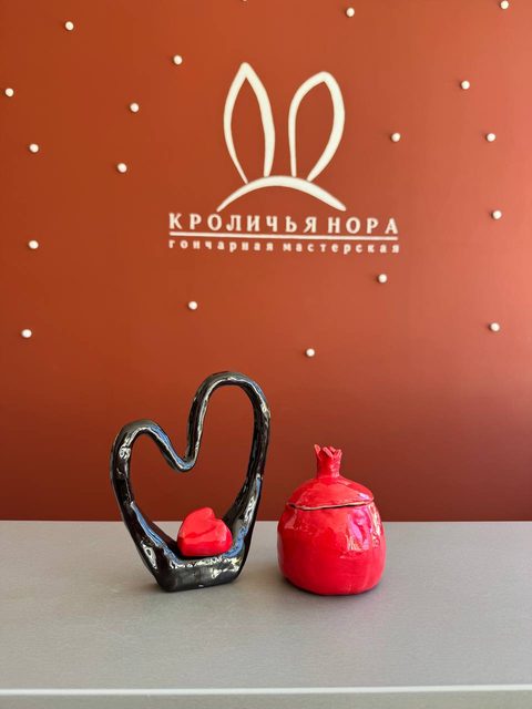 Подставка в виде сердца и красная шкатулка-гранат из глины