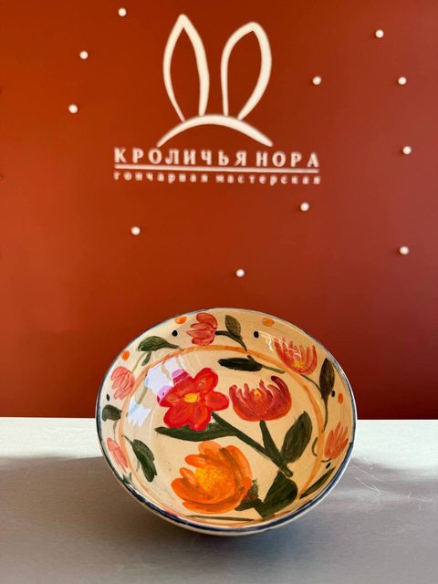 Миска с цветочной росписью — тюльпаны по кремовому фону