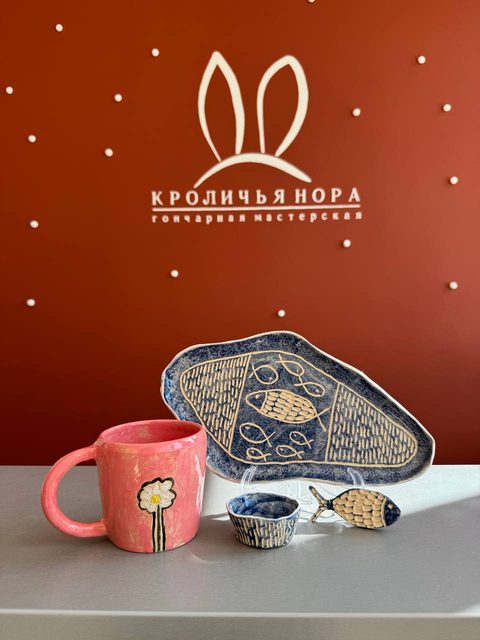 Розовая кружка и синяя тарелка с рыбками