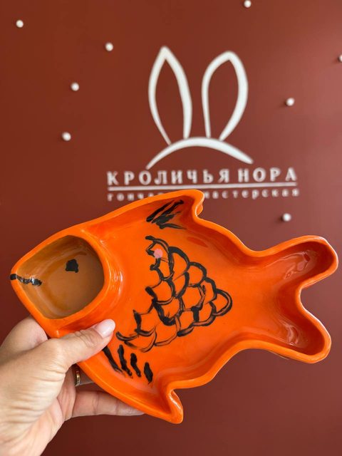 Оранжевая тарелка в виде рыбы с прорисованной чешуёй