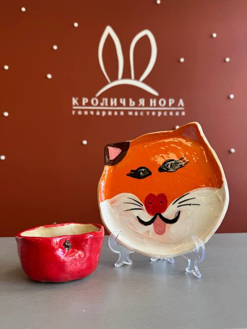 Тарелка-кот и красная пиала — работы из керамического клуба